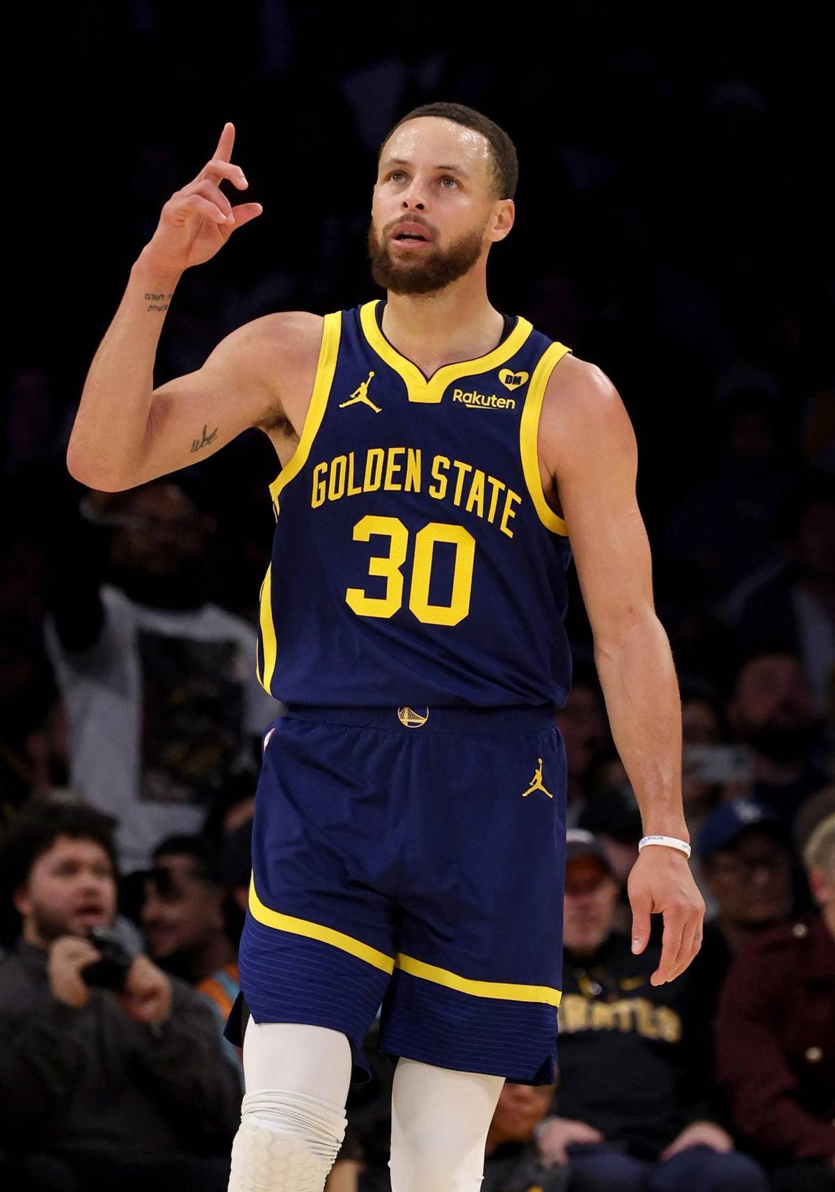 开云体育APP下载-伤病不断！库里17个赛季仅得26493分，他的职业生涯还能拿3万分吗